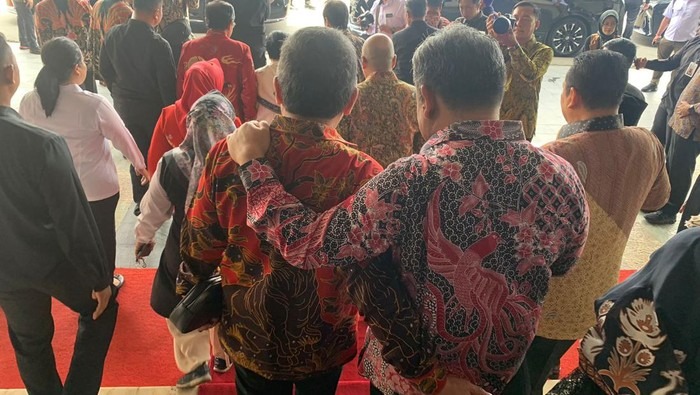 Bisikan Rahasia: Apa yang Dibicarakan Muzani dan Hasto di MPR?